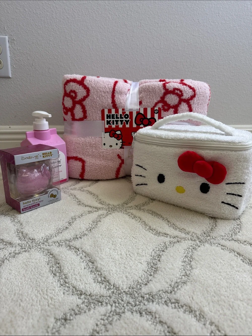 Hello Kitty Pink & White Kids Bath Gift Set with Red Bow Cosmetic Case